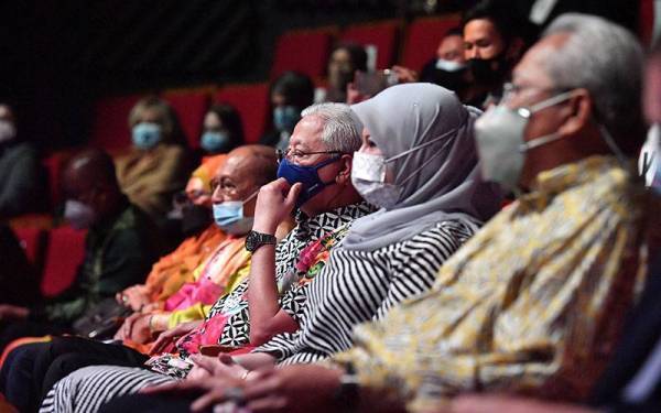 Prime Minister Datuk Seri Ismail Sabri Yaakob (third from right) in the audience alongside Datuk Seri Rina Harun (second from right), Tan Sri Annuar Musa (right) and Tan Sri Rais Yatim (second from left).