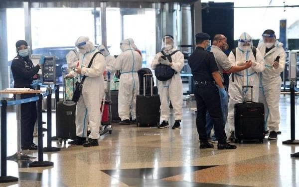 Polis Bantuan di Lapangan Terbang Antarabangsa Kuala Lumpur (KLIA) membantu penumpang pesawat yang tiba di KLIA sebelum berlepas ke destinasi yang dituju. Foto Bernama