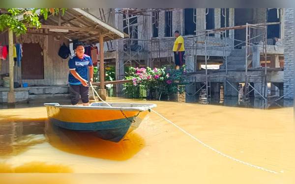 Setakat jam 10 pagi tadi, Sungai Golok sudah melepasi paras amaran dan mencecah 8.64 meter berbanding normal iaitu 5 meter sehingga menyebabkan beberapa buah kampung ditenggelami air.