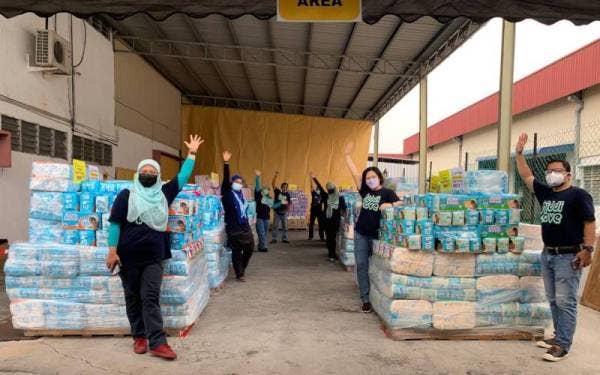 Jualan gudang yang menawarkan 80,000 lampin pakai buang untuk dijual dalam tempoh tiga hari serendah RM4.