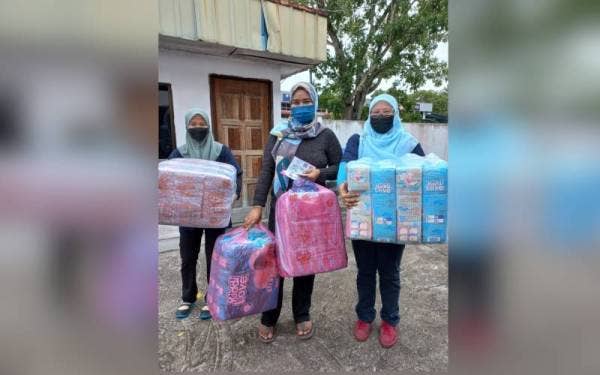 Orang ramai mengambil peluang mendapatkan lampin pakai buang dengan harga mampu milik sempena jualan gudang bermula 3 hingga 5 Disember ini.