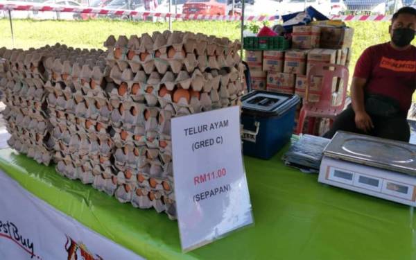 Peniaga turut menjual telur dengan harga RM11 sepapan kepada pengunjung Jualan #Keluarga Malaysia peringkat Perak di RTC Gopeng.