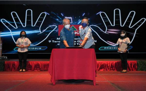 Muhyiddin (dua, kiri) merangkap PresidenBersatu bersama Presiden Gerakan, Dominic Lau Hoe Chai (dua kanan) melancarkan Road Map 50 Tahun GERAKAN pada Persidangan Perwakilan Nasional Parti Gerakan Rakyat Malaysia ke-50, pada Sabtu. - Foto Bernama