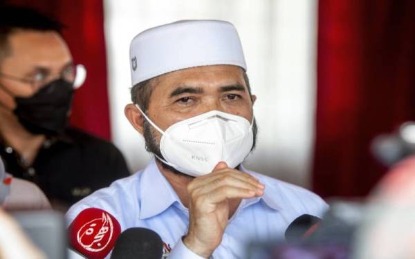 Nik Muhammad Zawawi Salleh ketika bertemu para pengamal media selepas membuat lawatan ke projek Industri Asas Tani (IAT) menerusi Program Jelajah Agropreneur Muda di Bandar Satelit, Pasir Tumboh hari ini. -Foto Bernama