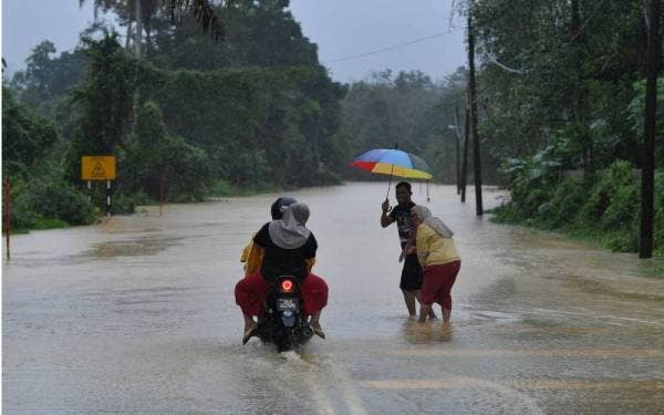 Keadaan jalan raya yang ditenggelami banjir semasa tinjauan di Kampung Lubuk Panjang, Mukim Chalok pada Jumaat. - Foto Bernama