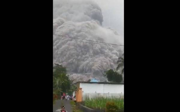 Gunung berapi Semeru di Indonesia meletus