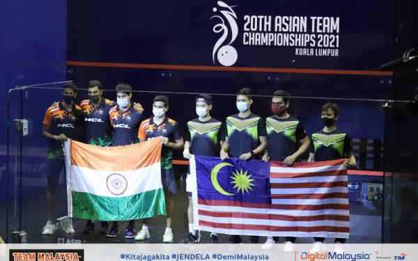Skuad lelaki negara bersama barisan pemain India pada majlis penyampaian pingat selepas aksi final Kejohanan Skuasy Berpasukan Asia 2021 di Pusat Skuasy Nasional, Bukit Jalil. - Foto FB Team Malaysia
