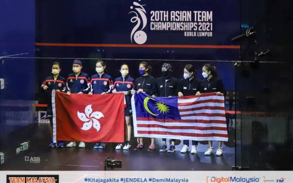 Skuad wanita negara bersama barisan pemain Hong Kong pada majlis penyampaian pingat selepas aksi final Kejohanan Skuasy Berpasukan Asia 2021 di Pusat Skuasy Nasional, Bukit Jalil. - Foto FB Team Malaysia