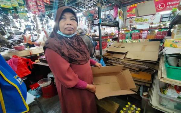 Nurjanah menghadapi kesukaran untuk mendapatkan bekalan minyak masak peket ketika tinjauan Sinar Harian di Seri Kembangan pada Sabtu.