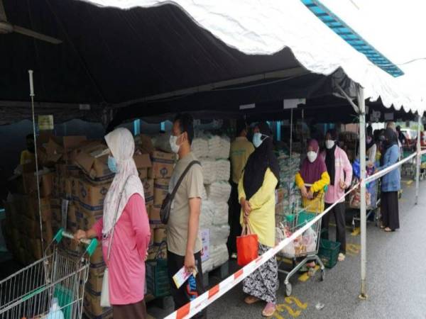 Jualan Keluarga Malaysia di Lubok Jong, Rantau Panjang, Kelantan pada Sabtu berlangsung dengan pematuhan SOP ditetapkan.