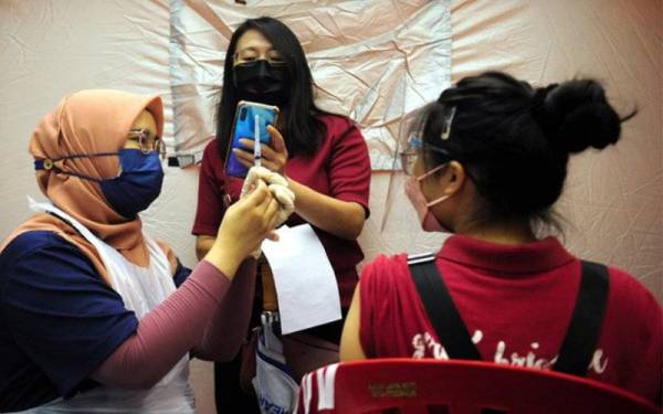 Lebih 80 peratus populasi remaja berusia antara 12 hingga 17 tahun di negara ini lengkap menerima suntikan vaksin Covid-19. - Foto Bernama