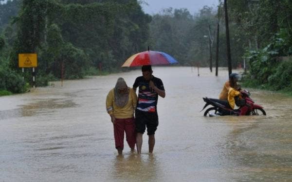 Keadaan jalan raya yang ditenggelami banjir semasa tinjauan di Kampung Lubuk Panjang, Mukim Chalok pada Jumaat lepas. - Foto Bernama
