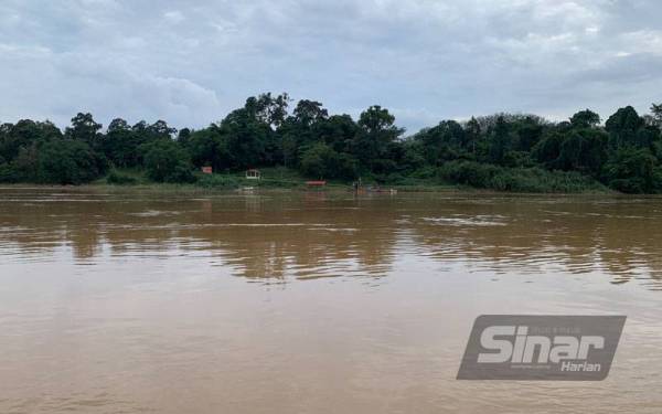 Sungai Kelantan di Pasir Kelang ini menjadi laluan utama penduduk dari Kampung Pasir Kelang, Pasir Kelang Baru, Buyong Darul Hijrah, Sungai Taku, Taku Estet dan Bahagia ke bandar Kuala Krai.