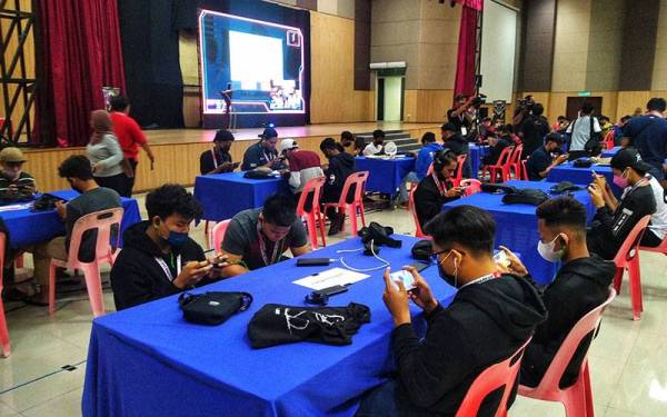 Sebahagian peserta yang berentap dalam pertandingan Dato’ Sri Sharkar E-Sports Championship League Parlimen Temerloh 2021 di Dewan Tun Razak pada Sabtu.