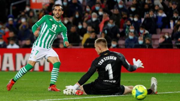 Juanmi ketika menjaringkan gol kemenangan Real Betis menumpaskan Barcelona.