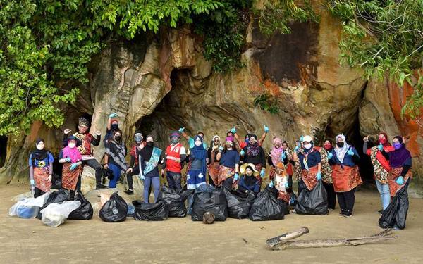Para peserta bergambar kenangan selepas selesai Program Plogging Batik di kawasan Geotapak Chimney Trail Tanjung Kubong hari ini.