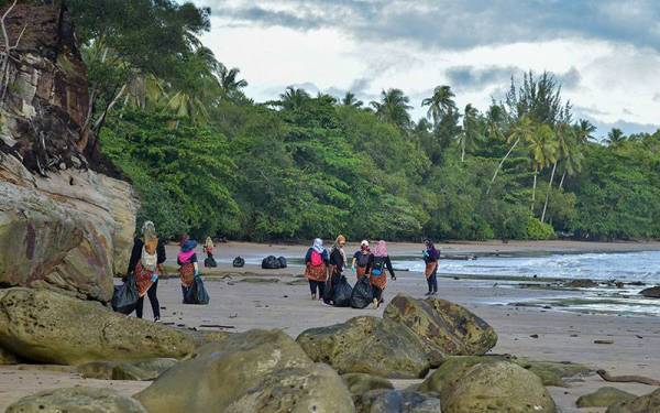 Sekumpulan peserta pada Program Plogging Batik di kawasan Geotapak Chimney Trail Tanjung Kubong hari ini.