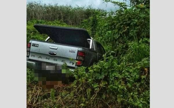 Kereta pacuan empat roda yang dipandu mangsa ditemui dalam sebuah semak di Kampung Daling, Lipis pada Khamis lalu. -Foto ihsan PDRM