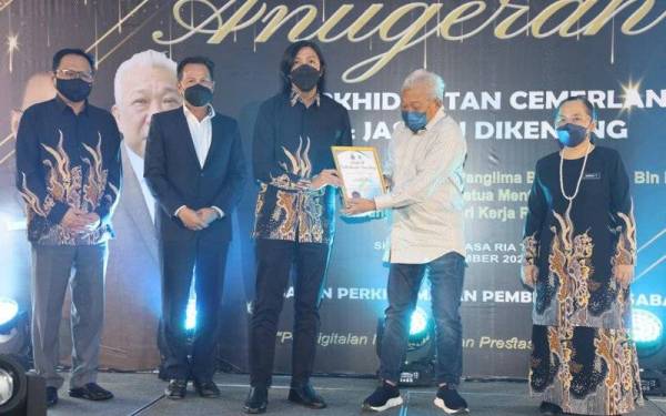 Bung Moktar menyampaikan sijil kepada kakitangan JPP Sabah, pada Majlis Anugerah Perkhidmatan Cemerlang dan Jasamu Dikenang 2020 di Kota Kinabalu.