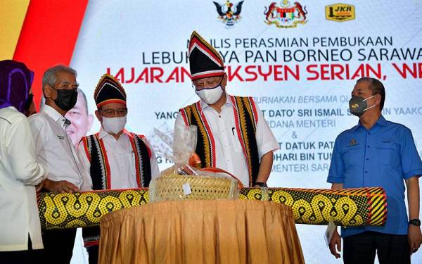 Perdana Menteri Datuk Seri Ismail Sabri Yaakob (dua,kanan) menerima cenderakenangan berupa tikar tradisional kaum Bidayuh Sarawak selepas merasmikan pembukaan Jajaran Seksyen Serian Pakej Kerja Tiga Lebuhraya Pan Borneo, hari ini.
