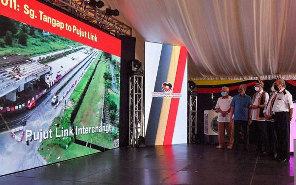 Perdana Menteri Datuk Seri Ismail Sabri Yaakob (tiga, kanan) melihat video montaj ketika hadir bagi merasmikan pembukaan Jajaran Seksyen Serian Pakej Kerja Tiga Lebuhraya Pan Borneo, hari ini.