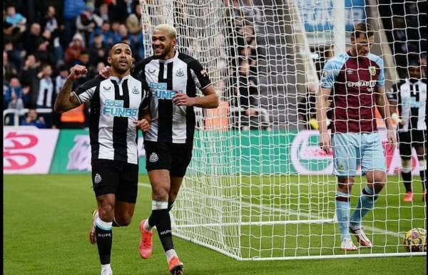 Wilson (kiri) meraikan jaringan gol tunggal Newcastle ketika berdepan Burnley. 