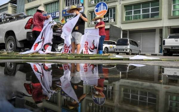 Para penyokong GPS memulakan kerja-kerja memasang bendera parti tersebut sebagai persiapan sebelum bermulanya kempen Pilihan Raya Negeri Ke-12 Sarawak ketika tinjauan di bandaraya Sibu. Foto Bernama