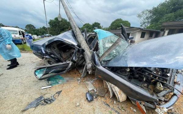 Keadaan kereta mangsa yang terlibat dalam Kemalangan di Kilometer 70 Jalan Kuala Terengganu-Kota Bharu dekat Kampung Banggol di Setiu pada Ahad.
