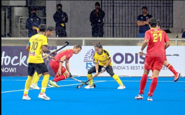 Antara aksi menarik pertemuan Malaysia menentang Sepanyol bagi perlawanan penentuan tempat ketujuh kelapan Piala Dunia Remaja di Bhubaneswar. FOTO: Malaysian Hockey Confederation