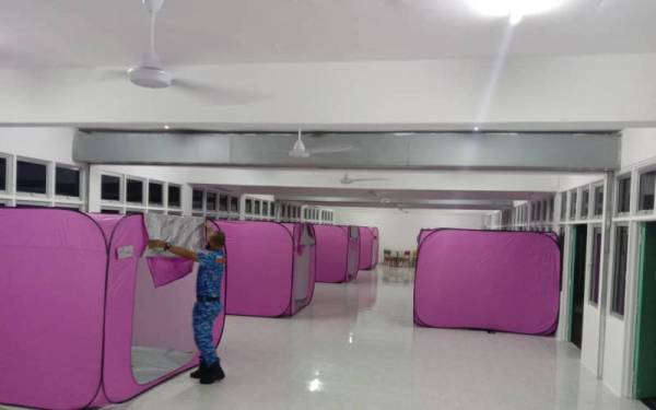 Seramai 25 penduduk dari empat buah keluarga di Kampung Sungai Kluang Laut, Kluang dipindahkan ke PPS Pulapem apabila rumah mereka dilanda banjir kilat ekoran fenomena air pasang besar pada malam Ahad.