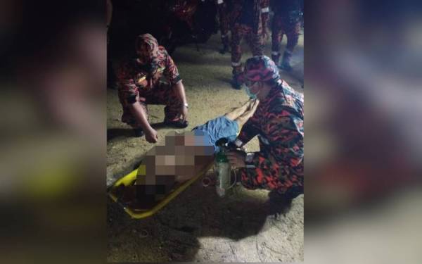 Pendaki yang mengalami sesak nafas di Bukit Mor Muar, diselamatkan anggota bomba.