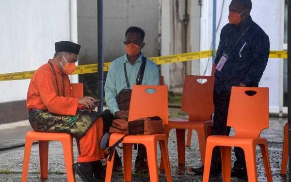 Calon Amanah, Mohamad Fadillah Sabali, calon terawal tiba di pusat penamaan calon DUN Semop sedang menunggu di Dewan Serbaguna Pejabat Daerah Meradong pada 8.05 pagi bagi proses penamaan calon sempena PRN Sarawak ke-12. - Foto Bernama
