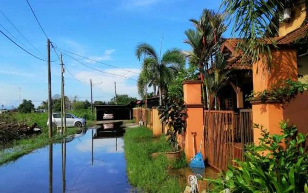 Keadaan banjir di sebuah kediaman di Kampung Surau Panjang di Kuala Terengganu.