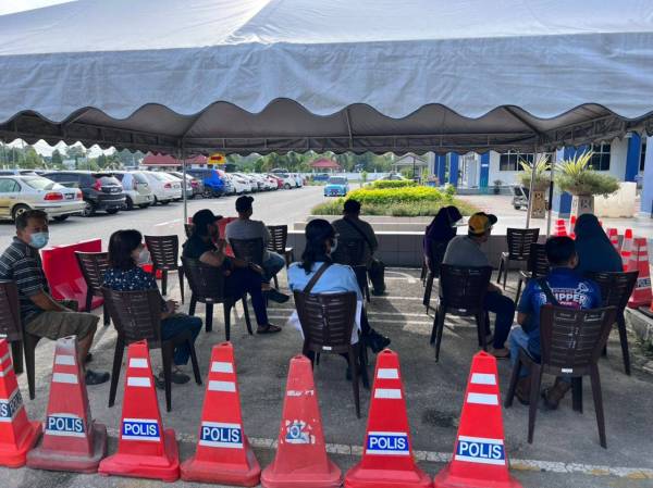 Orang ramai mengambil peluang membayar saman trafik sempena pengurangan 50 peratus di Ibu Pejabat Polis Daerah (IPD) Manjung.