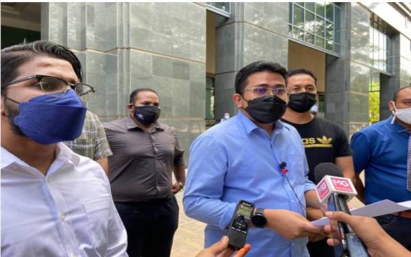 Ahmad Syukri (tiga dari kanan) ketika ditemui pemberita di pekarangan bangunan KPDNHEP, Putrajaya pada Isnin.