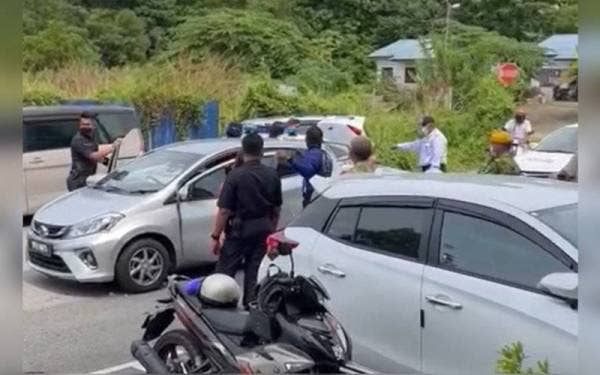 Tangkap layar video polis menahan kereta Perodua Myvi dipandu wanita terbabit