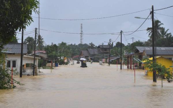 Keadaan kawasan perumahan di Kampung Gong Terap yang ditenggelami banjir pada Rabu lalu. - Foto fail Bernama