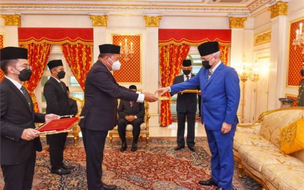 Sultan Nazrin berkenan menerima zakat perniagaan berjumlah RM6.09 juta daripada TNB yang diwakili Baharin kepada MAIPk dalam satu majlis di Istana Perak, Changkat Persekutuan, Kuala Lumpur pada Isnin.