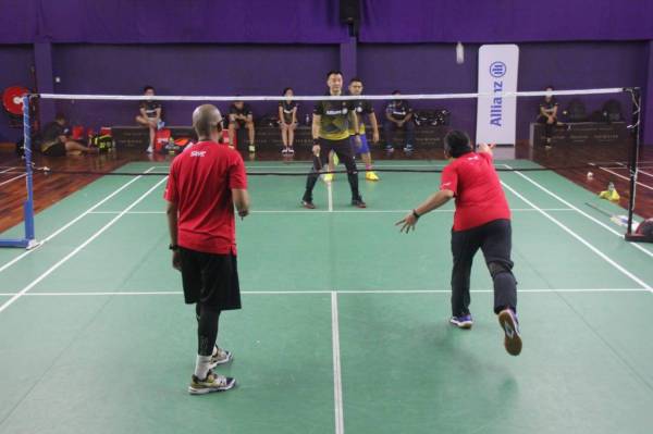 Aksi sengit dalam perlawanan bergu lelaki pertama antara Akmal Eirfan Mohd Fauzi, Ketua Pegawai Operasi Sinar Harian dan Mohd Rafandi Mohd Mokhtar bertemu Sean Wang dan Gary Mark Nagan.