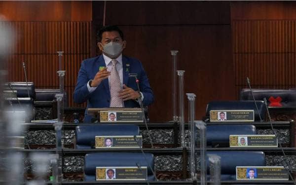 Mohd Shahar menjawab soalan pada Pertanyaan-pertanyaan bagi Jawab Lisan sempena Mesyuarat Khas Penggal Ketiga Parlimen Ke-14 di Parlimen pada Isnin. - Foto Bernama 