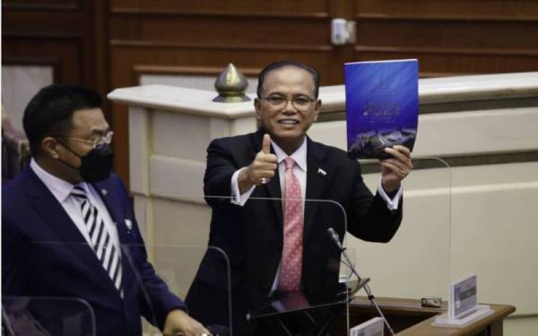 Wan Rosdy menunjukkan buku Belanjawan Negeri Pahang 2022 yang dibentangkan pada Sidang Dewan Undangan Negeri di Wisma Sri Pahang, di sini pada Isnin.