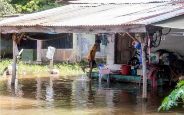 Beberapa buah rumah di kawasan rendah dinaiki air di Kampung Tok Deh dekat Rantau Panjang, Pasir Mas, baru-bari ini. - Foto Bernama 