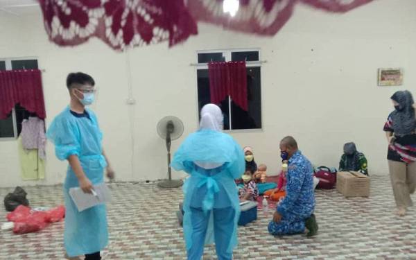 Mangsa ditempatkan di PPS Pusat Latihan Pemimpin Muda (Pulapem) sejak jam 9 malam Ahad.