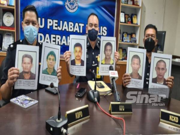Batholomew (tengah) bersama pegawainya menunjukkan wajah enam tahanan yang sedang diburu selepas berjaya meloloskan diri dari Puspen Papar.