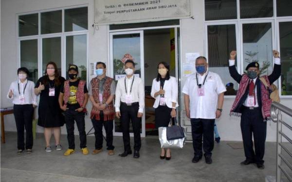 Barisan calon-calon yang akan bertanding di kerusi N.52 Dudong pada PRN Sarawak ke-12, 18 Disember ini menyerahkan borang percalonan di Perpustakaan Awang Sibu Jaya pada Isnin. - Foto Bernama