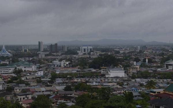 Cuaca mendung sekitar bandar Kuching hari ini. Foto Bernama