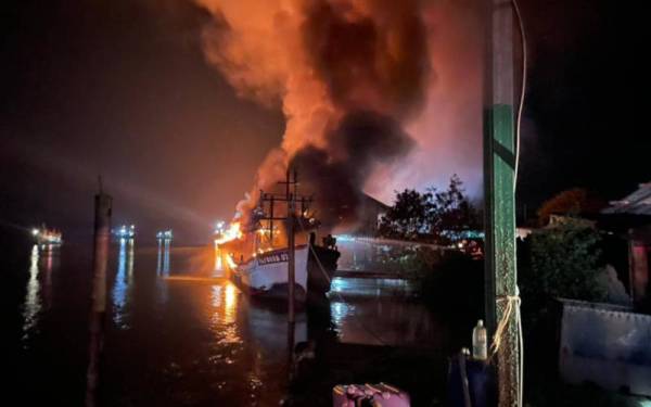 Salah sebuah bot yang terbakar dalam kejadian kebakaran di jeti Batu 3 di sini pada awal pagi Isnin. Foto JBPM Pahang