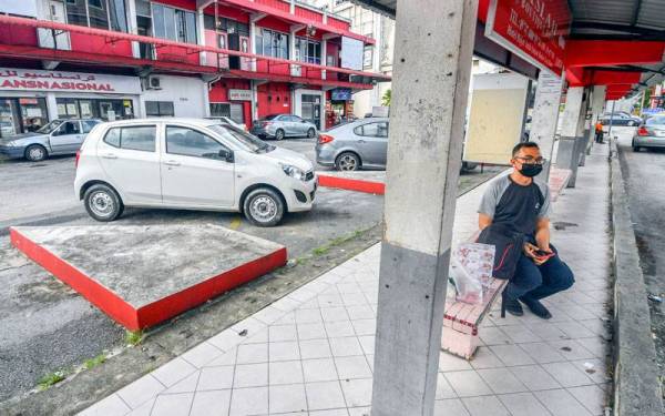 Ketiadaan perkhidmatan bas henti-henti turut menjejaskan perniagaan hampir 100 kedai di sekitar stesen bas tersebut. - Foto Bernama