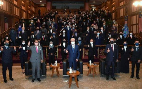 Ismail Sabri (depan tengah) pada majlis penyerahan Felo Perdana kepada ahli jemaah menteri bagi tahun ini di Perdana Putra pada Oktober lepas. - Foto Bernama