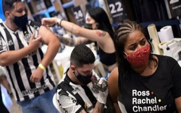 Para penyokong Atletico Mineiro mendapatkan tatu masing-masing selepas kejayaan kelab menjulang kejuaraan liga Brazil sejak 1971.